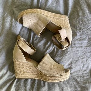 Nude wedges